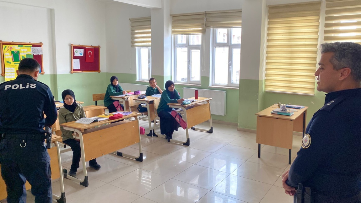KEMAH İLÇE EMNİYET MÜDÜRLÜĞÜ TARAFINDAN TRAFİK HAFTASI MÜNASEBETİYLE BİLGİLENDİRME YAPILDI.