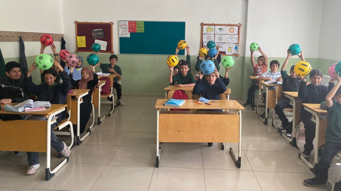 OKULUMUZDA Kİ ÖĞRETNCİLERE FUTBOL TOPU DAĞITILDI.